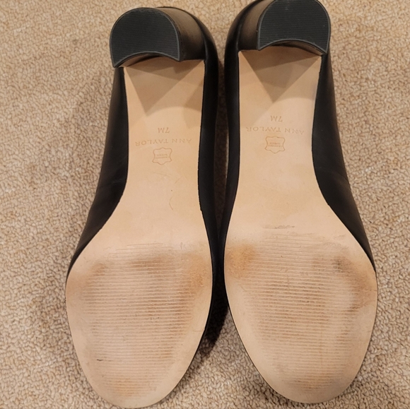 Ann Taylor black leather block heel pumps - Picture 8 of 8